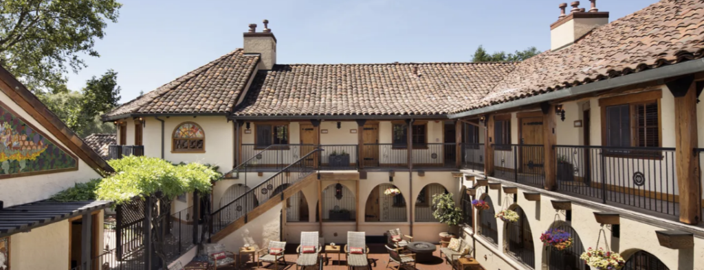 The beautiful courtyard of the Rancho Caymus Inn, a spanish-style hotel in Napa Valley, one of the most historic and luxury hotels in St. Helena