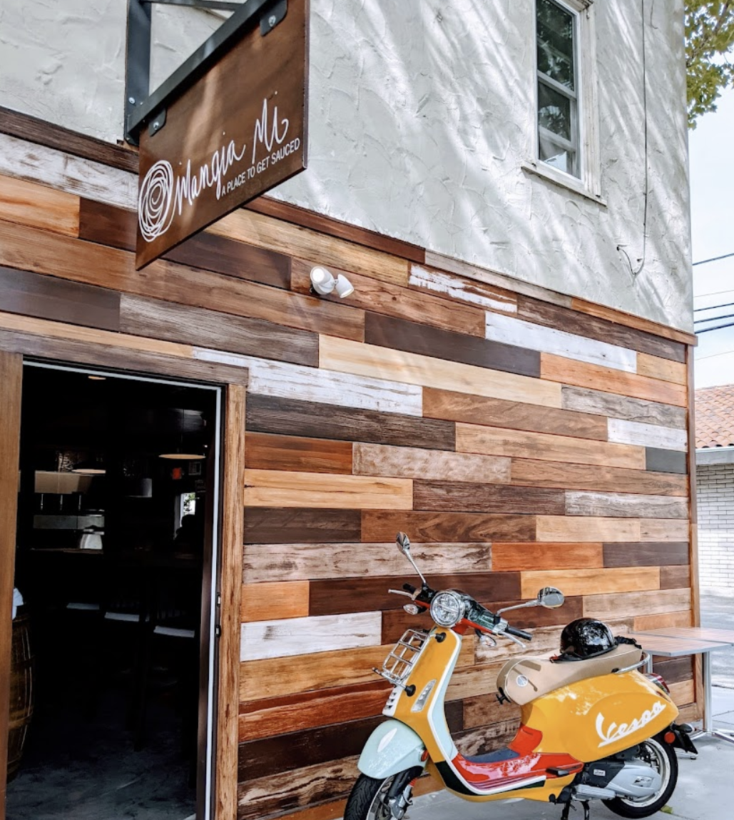 Mangia Mi’s homey exterior, an Italian restaurant in Calistoga, CA