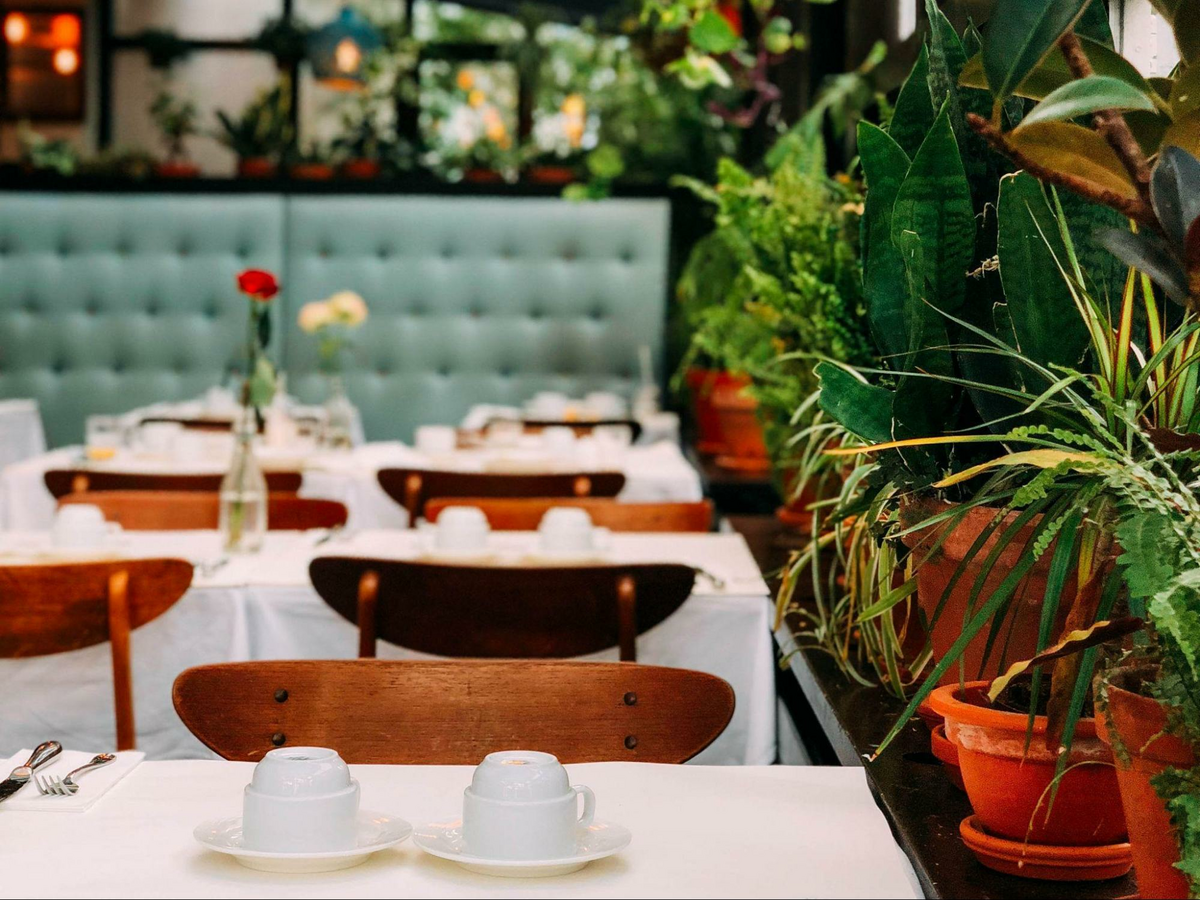 a table setting in a modern restaurant, like those in the best restaurants in Napa Valley